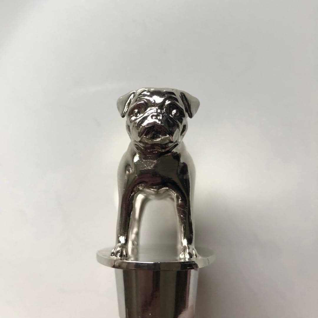 Chic Pug Wine Stopper - Smooth Silver Luxury Finish – Funny Elegant Dog Gift for Women, Men, Hostess, Home Bar, Whiskey, Champagne, Prosecco, Kitchen Decor Accessory